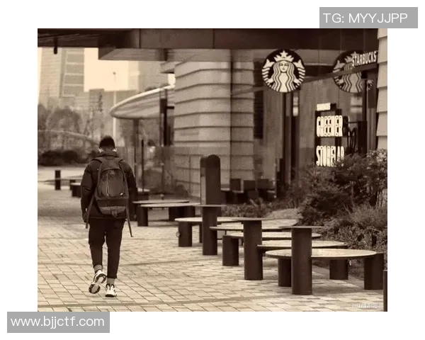 孤独的足球明星背影映照着辉煌与失落的交织人生 孤独的足球明星背影映照着辉煌与失落的交织人生