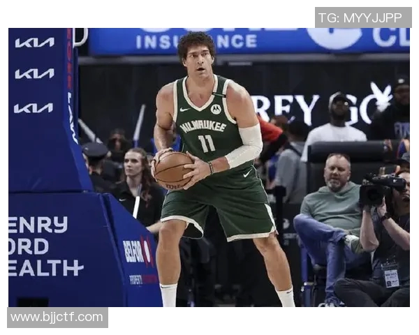 布鲁克洛佩斯如何在NBA赛场上重塑自己的篮球生涯与影响力 布鲁克洛佩斯如何在NBA赛场上重塑自己的篮球生涯与影响力